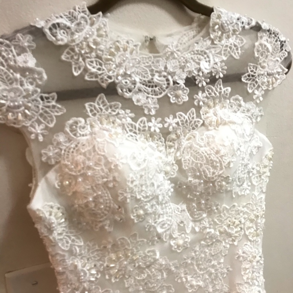 Wedding dress with bandage adjustable from back